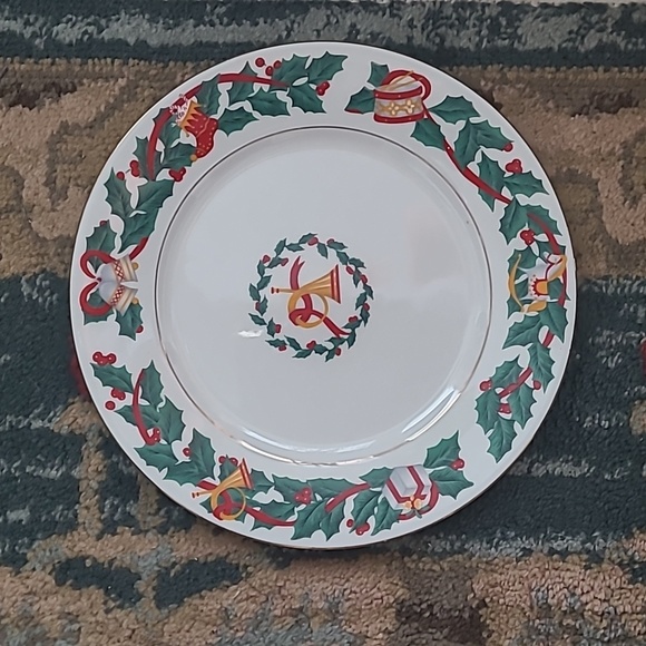 ROYAL MAJESTIC FINE CHINA 'CHRISTMAS EVE' PLATES SET OF 4 - Picture 13 of 15